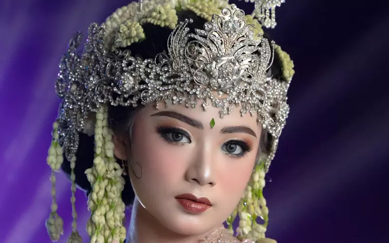 与其低三下四哀求他，不如试着以冷漠的方式回绝他