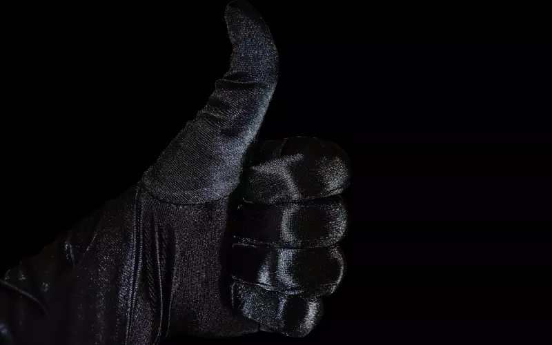 他是为了工作勾搭我，还是真的喜欢我？