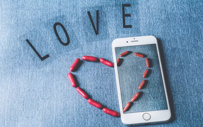 网恋奔现是不是真正的爱情(网恋奔现才算真正的恋爱)