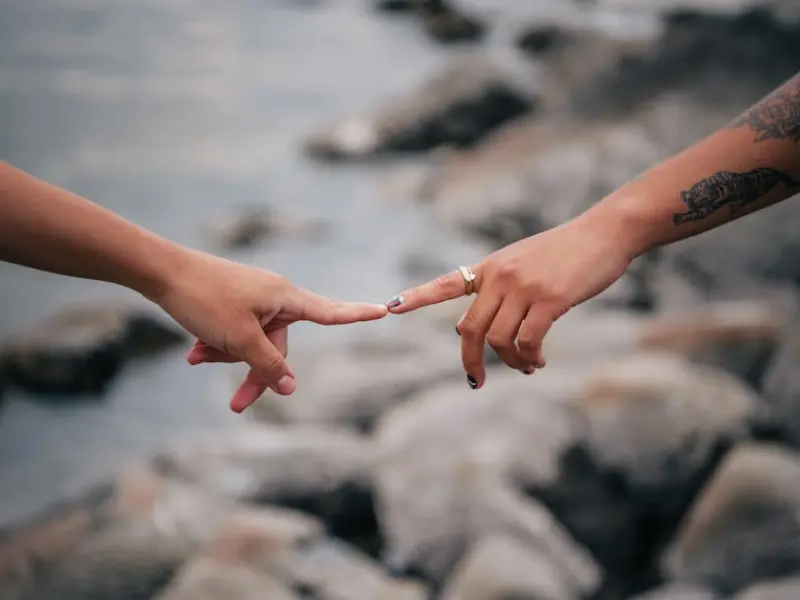 苦苦维持的感情，还有坚持的意义吗？  |  隔壁老王