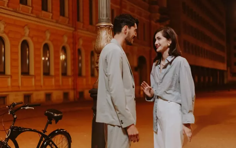 情侣网恋一年见了面不说话真尴尬(和网恋对象第一次见面尴尬怎么办)