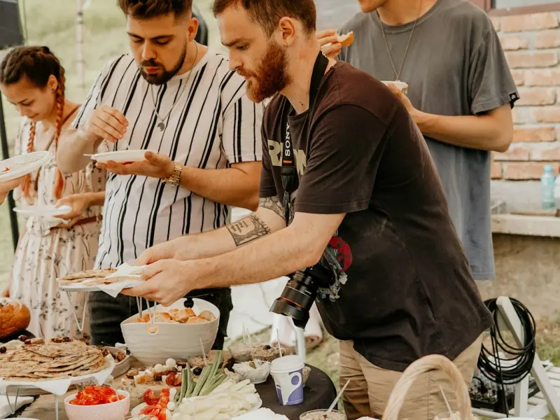 和男友异地恋一年了，他说坚持不下去了，分手了，该怎么挽回他的心