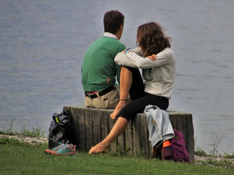 跟男友相亲认识在一起半年多，不知道该不该和他结婚