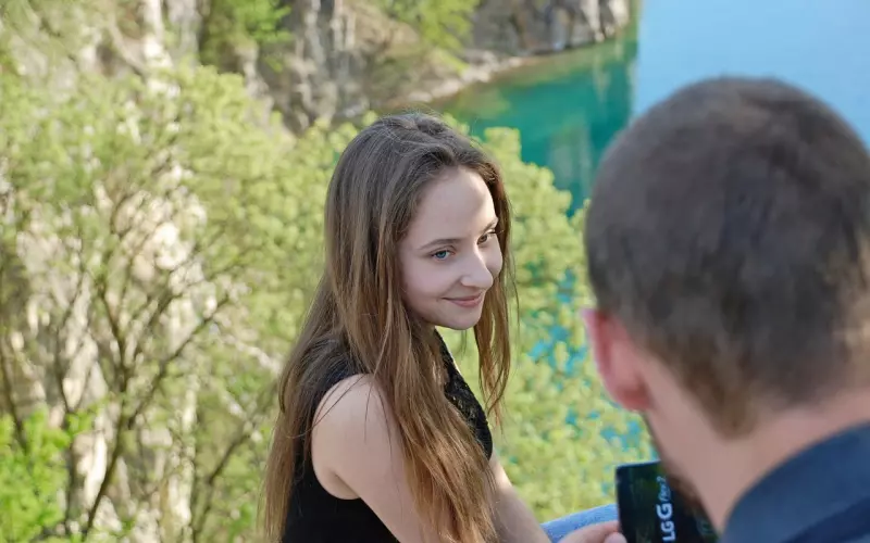 刚结婚老婆就看到我以前嫖娼的照片，要跟我离婚