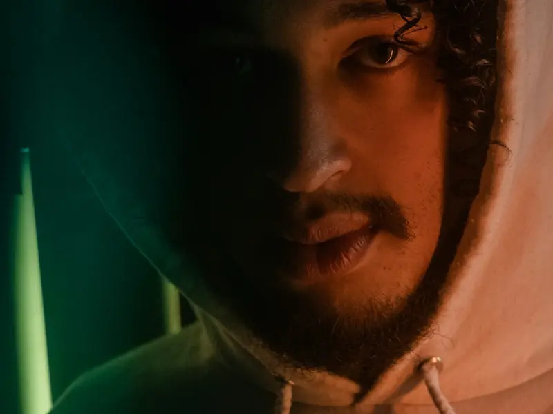 爱一个人不是搂搂抱抱，更不是亲亲我我，而是......