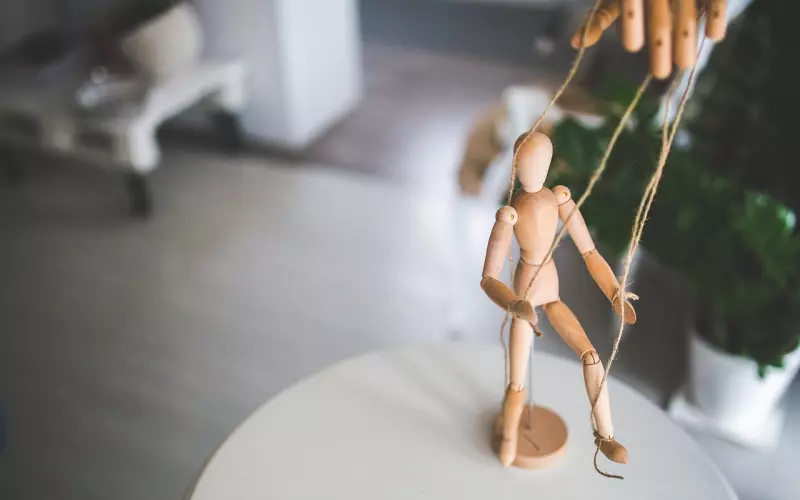 很多事情可以坚持坚持就过去了，婚姻感情上的问题是亲密关系的问题，所以是很难处理，并且多数不会自然消失了的，甚至如果处理不及时..