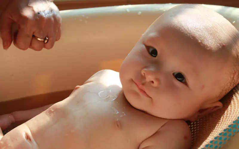 愿你阳光下像个孩子，风雨里像个大人！