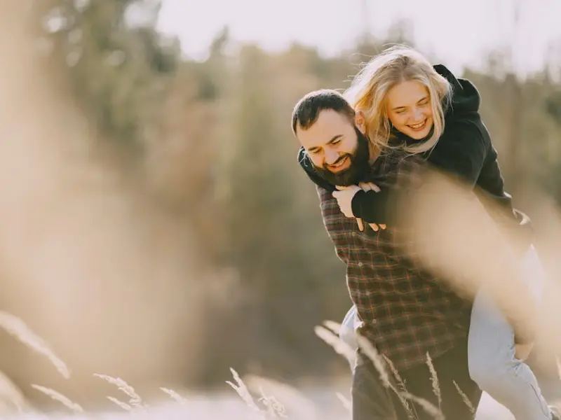男人放不下一段情，才有这五种表现，中一个就说明你真的很爱她！