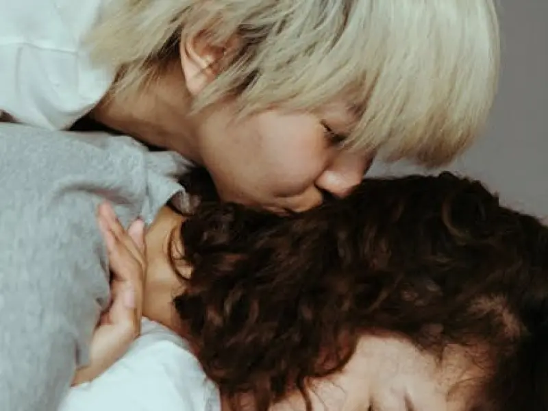 男人在睡觉前，经常有这样的表现，明摆着爱你到骨子里