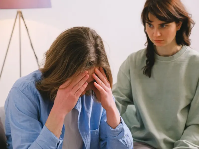 男人放不下一段感情，往往会有这些表现，既心酸又无奈