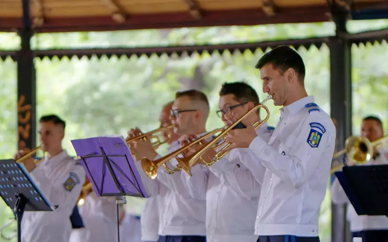 男人只想玩女人，表现绝对是这样的。