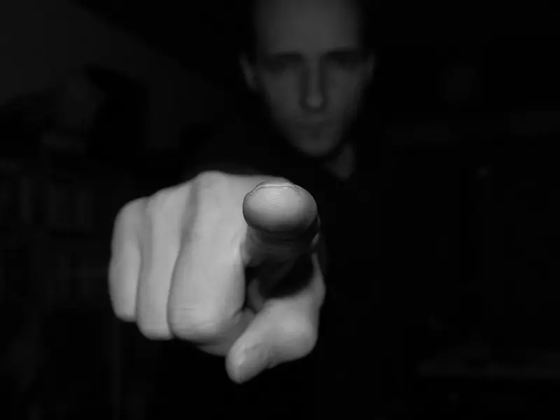 “妈，你这样把我养大，叫我如何不自卑？”