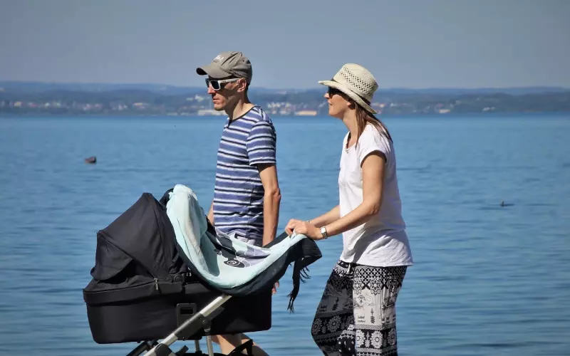 母亲网恋小3岁男友，借钱也要为男友还债，女儿崩溃：为啥不醒悟