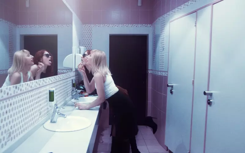 和闺蜜喜欢上同一个男人，我该怎么办？