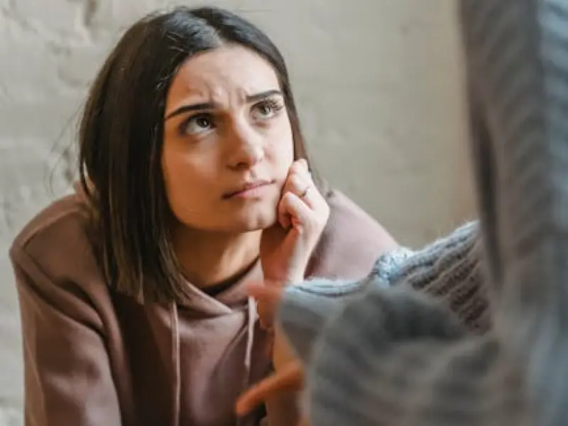 闺蜜/兄弟劝我放弃，情感咨询师却让我坚持，我该听谁的？