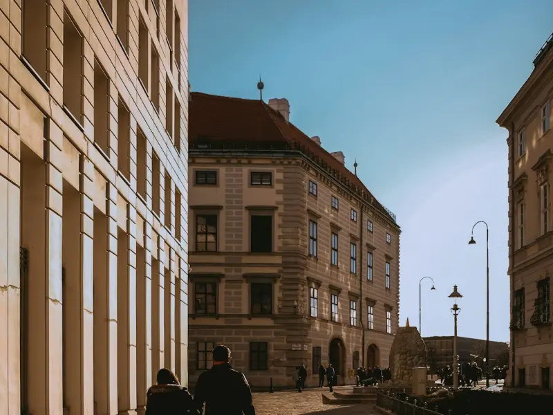 我和男朋友分手了，他已经搬走了，我该怎么挽回他