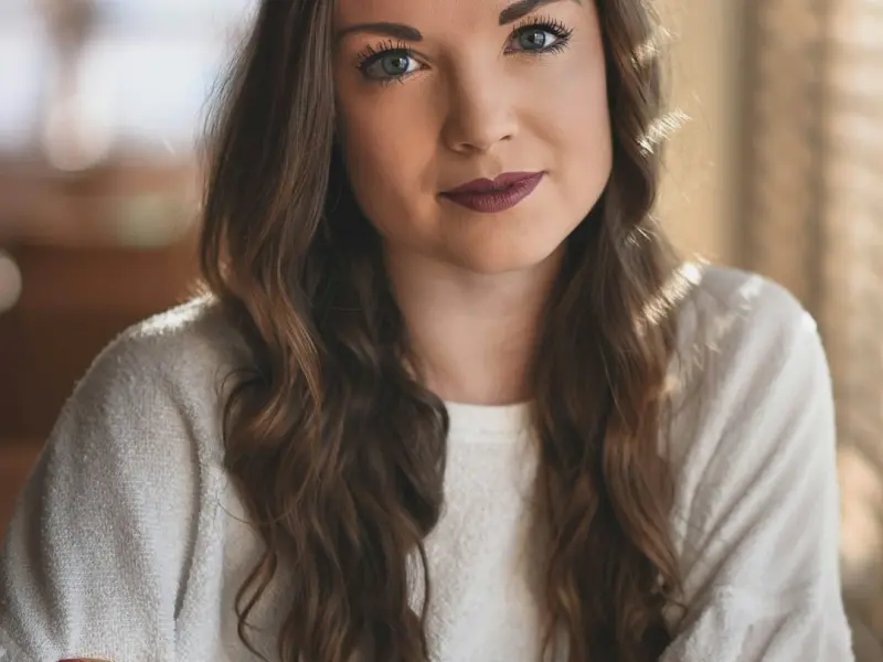 男朋友说和我分手就把我拉黑了，连解释的机会都不给，我该怎么挽回他