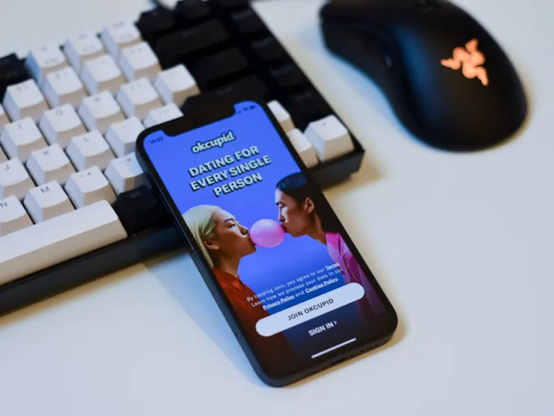 男朋友看见别的男生给我送礼物和我分手，我该怎么去挽回他