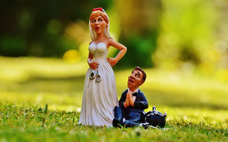 男友和前女友联系，究竟该咋办？