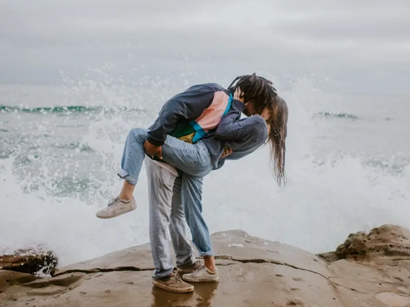 男友把我电话和微信都拉黑了，应该怎么挽回