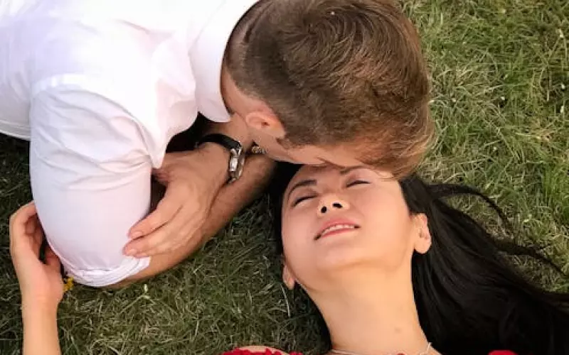 男朋友同时交往三个女朋友，我放不下他该怎么办？