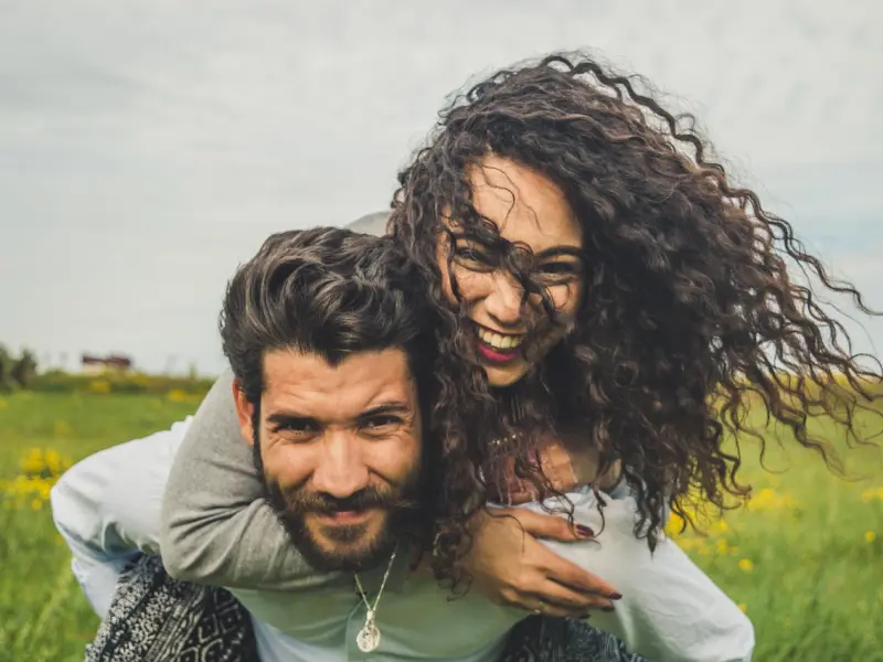 男朋友同时交往三个女朋友，我放不下他该怎么办？