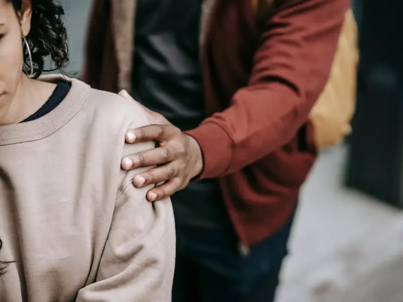 男友发现我不是处女之后对我不理不睬，该分手吗？