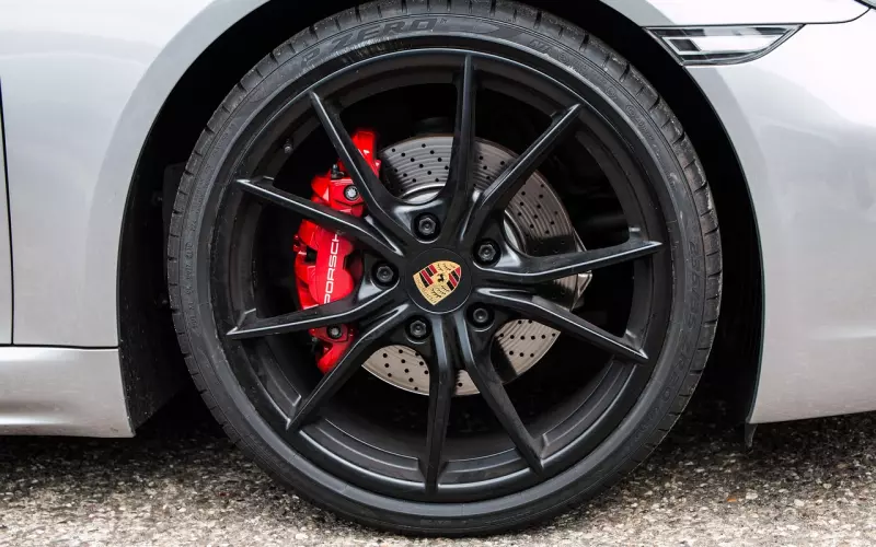 谈婚轮嫁时男友跟别的女生暧昧，我该如何挽回？