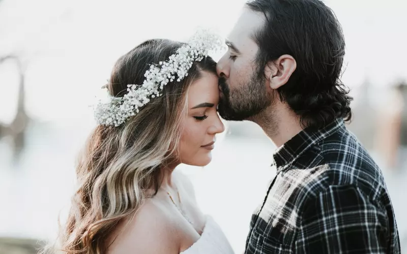 男朋友和别的女生关系亲密 我该分手吗