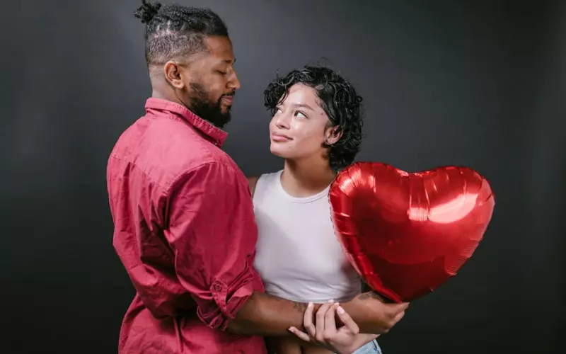 男友爱看美女，怎样做才能挽回男友的心?