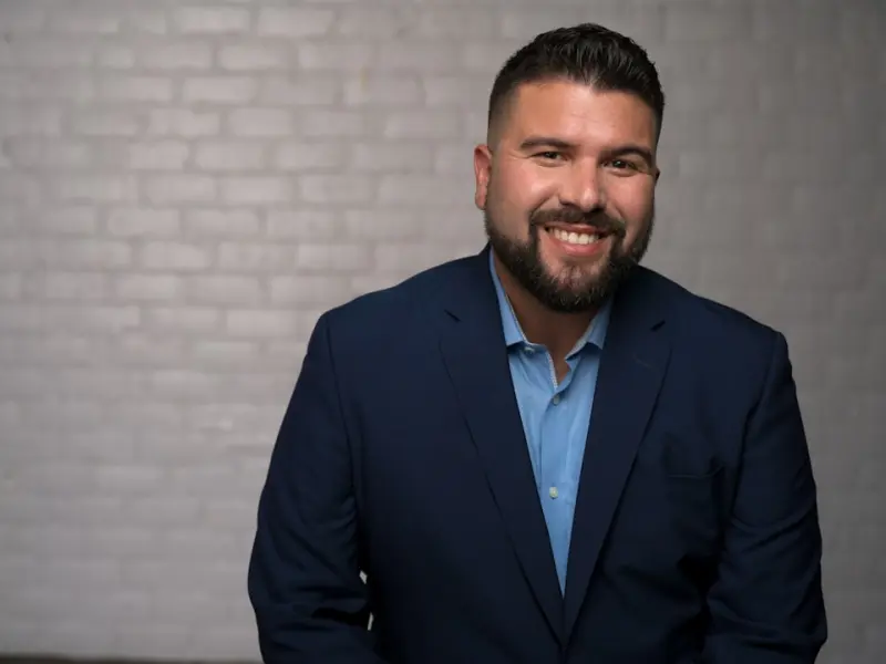 男朋友说我喜欢监视他，他说真的受不了和我在一起坚决分手，我该怎么去挽回他