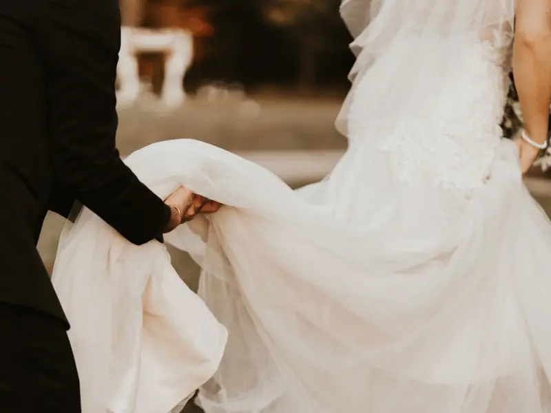 男朋友说时间长了之后已经不爱我了，要和我分手，我该怎么挽回他