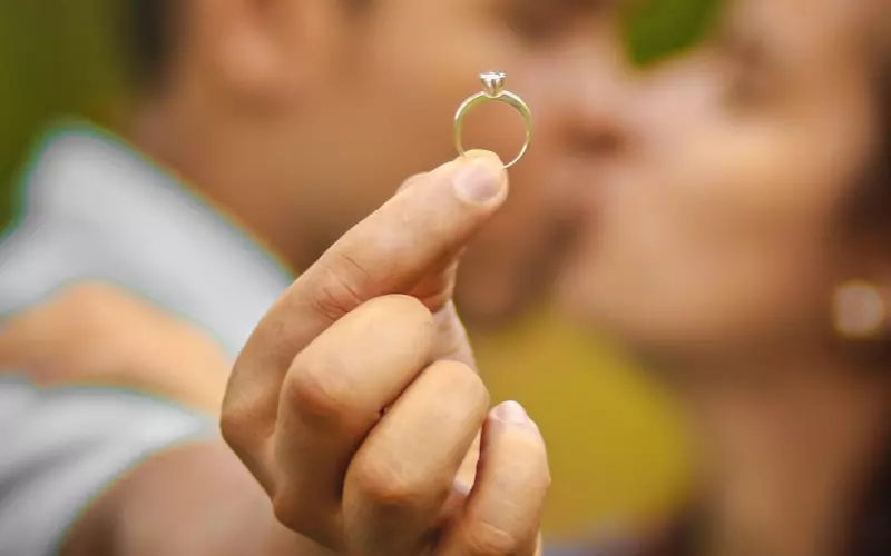 每次提结婚男朋友都说没钱，这感情还能继续吗