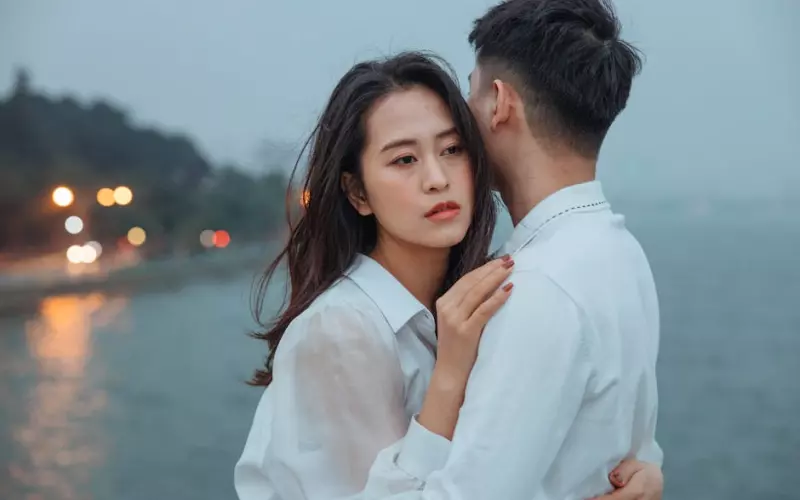 前男友苦苦纠缠导致现男友要和我分手，我该如何挽回?