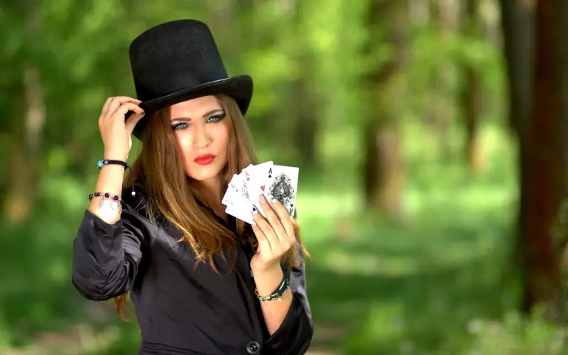 分手后前男友会主动联系我，但是就是不跟我复合，我应该怎么做才能挽回呢？