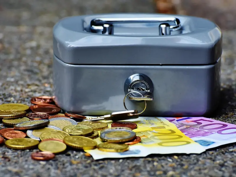 前夫有钱，现任男友没钱我该选择谁才不后悔