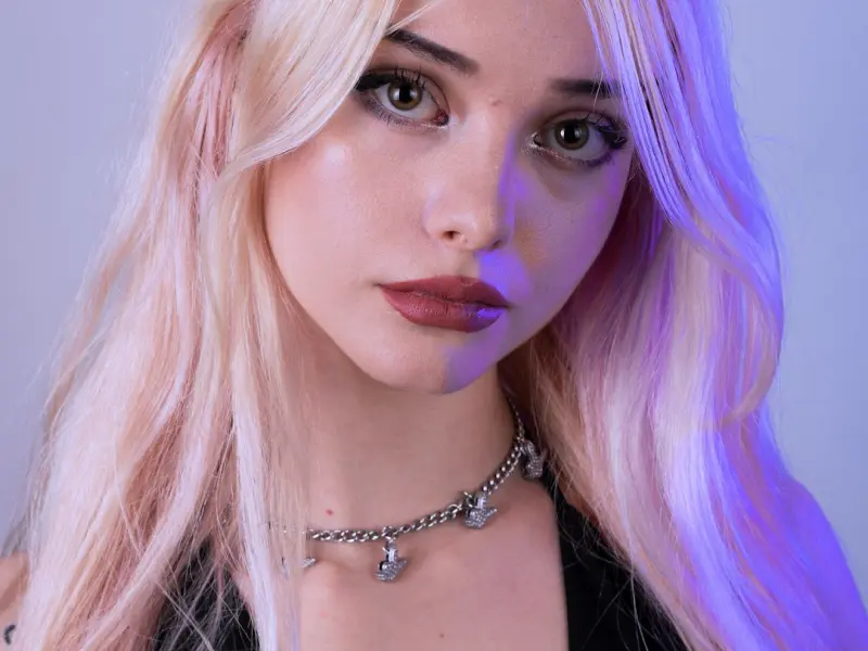 我和女朋友从学校到工作一直在一起，现在她和我分手了，我怎么挽留她都没用，我该怎么办