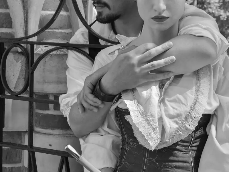 分手后女朋友把我拉黑了，应该怎么挽回她