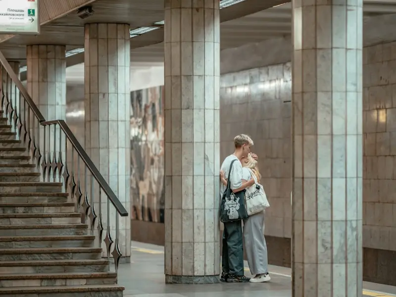 女朋友和我提分手我不同意，她直接把我的联系方式都拉黑了，我该怎么去挽回她