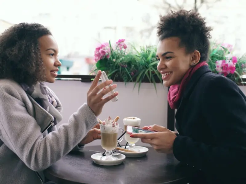 女朋友和我提分手我没有答应，现在她都不理我，我想挽回她的心该怎么做
