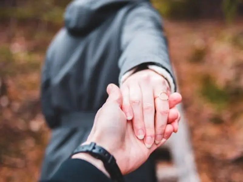 女友不信任我提出分手，想要挽回该如何做?