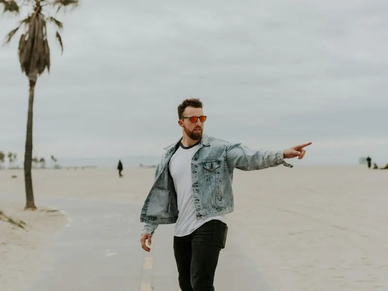 女朋友把我联系方式都拉黑了，就是要和我分手，我该怎么挽回她