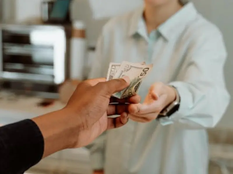 女友一直逼我出首付的钱，如果不给还能挽回她吗?