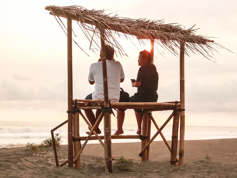 女朋友说和我在一起总是相互猜疑很累一定要分手，我该怎么去挽回她
