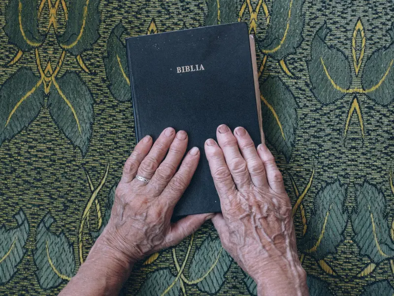 女朋友说我太招女孩子，和我在一起没有安全感一定要和我分手，我该怎么去挽回她