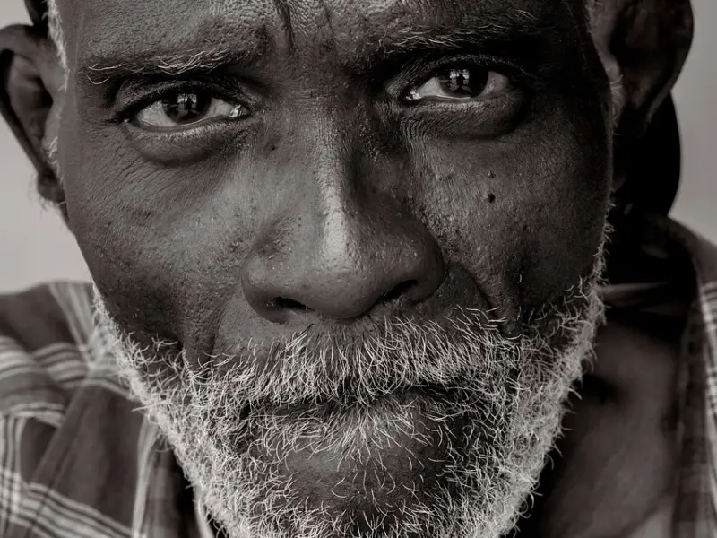 女朋友说和我在一起一点激情都没用选择和我分手，我该怎么去挽回她呢