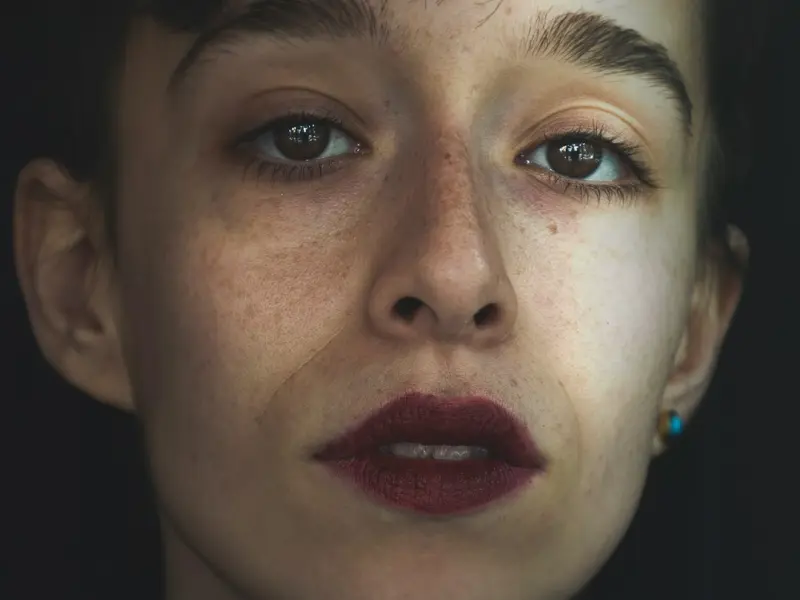 女朋友说和我分手我不同意，她现在不见我，我该怎么办