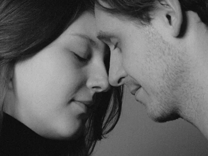 女朋友说我们不合适要分手，我死缠乱打不放手，怎么样才能让她别离开我