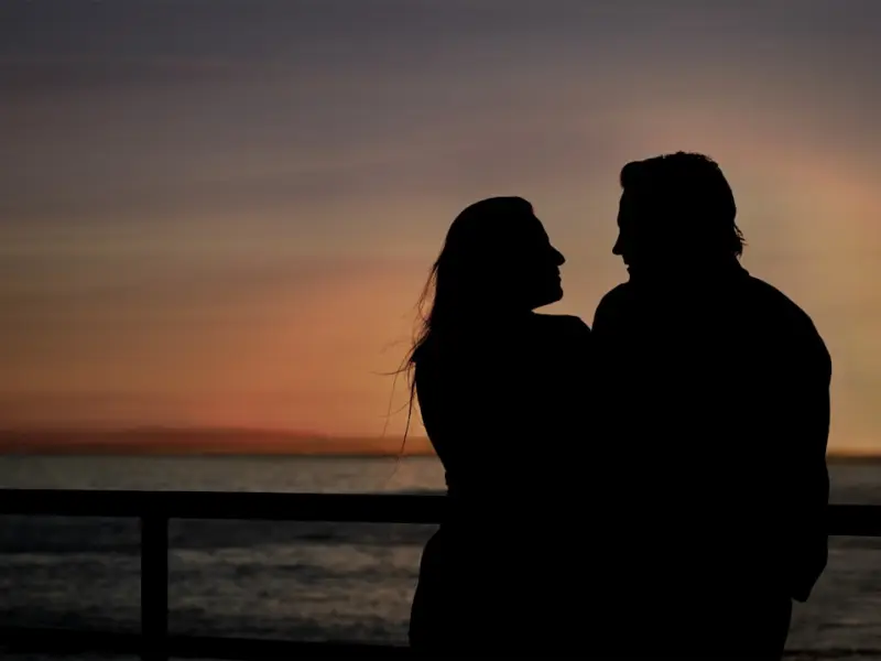 女朋友和我说他已经喜欢上别的男人了想要和我分手，我该怎么办