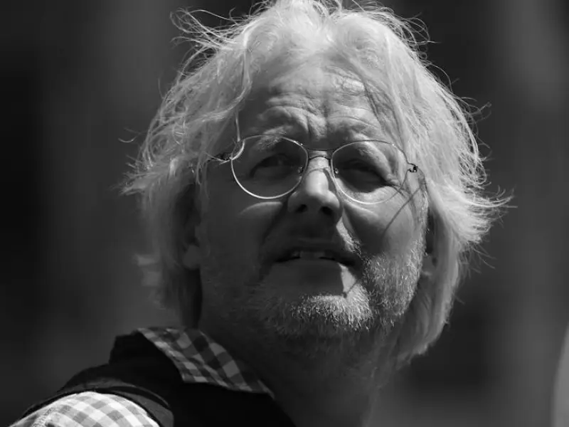 女朋友要和我分手，我死缠乱打她反而把我拉黑了，我该怎么办